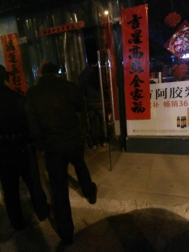 遠(yuǎn)康夜巡人員指引民警查看店內(nèi)情況